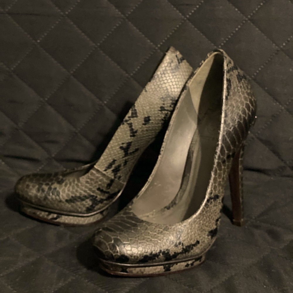 Tory Burch Jude Snake Print Pumps 5 Shoes Gray Leather Silver Logo Heel Hardware